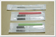 治療には、エチレンオキサイドガス滅菌済みのパッケージに入った鍼・鍼管を使用する、ということを説明したイメージ写真です。